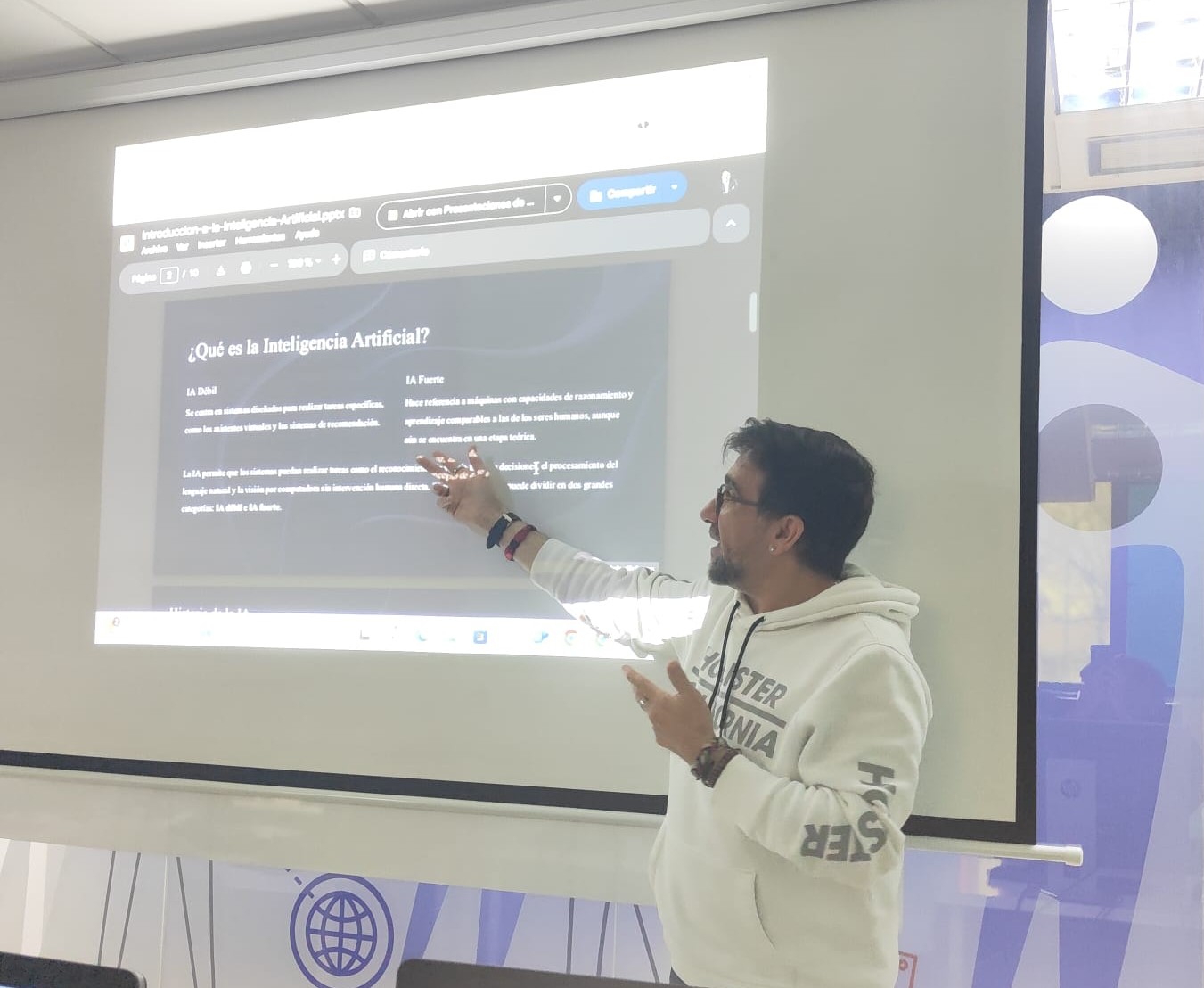 Miguel Ángel Romero impartiendo formación sobre Inteligencia Artificial
